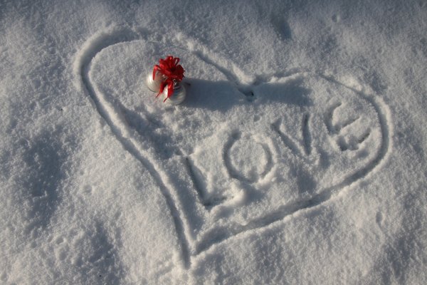 Сердце нарисованное на снегу