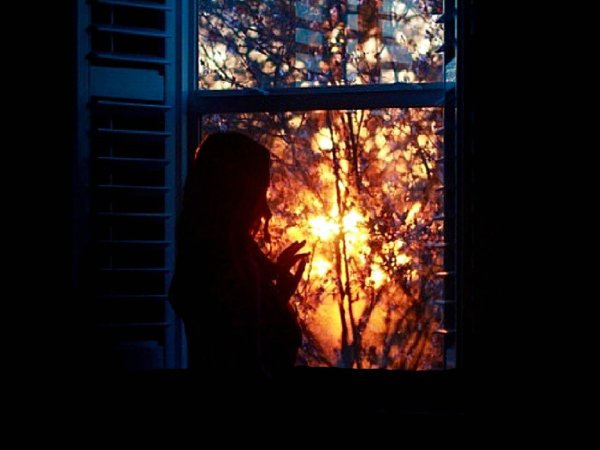 Девушка у осеннего окна