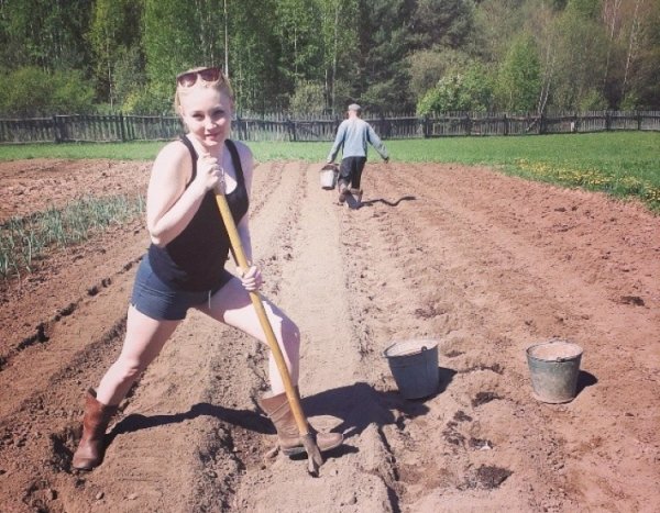 Девушка на огороде в деревне