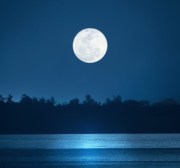 Луна на небе