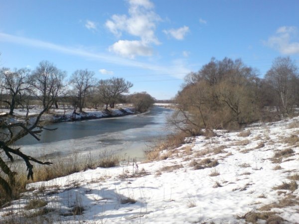 На озёрах треснул лёд будто раскололи