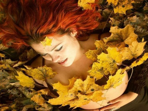 Рыжая женщина и осень
