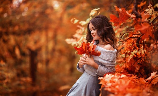 Девушка в осенней листве