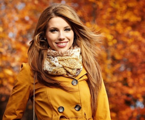 Девушка в пальто осенью