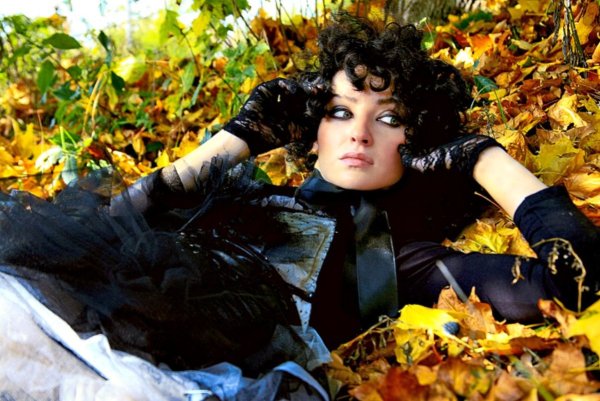 Девушка в осеннем саду