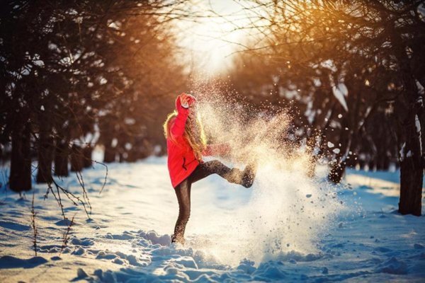 Счастливая девушка зима