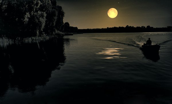 Озеро ночью