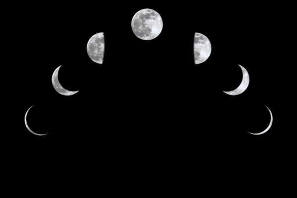 Месяц на черном фоне