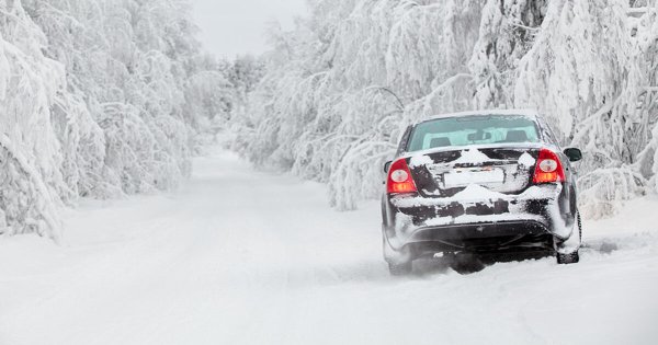 Автомобиль в снегопад