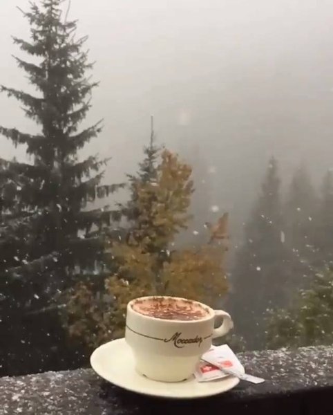 Чашка кофе на заснеженном окне