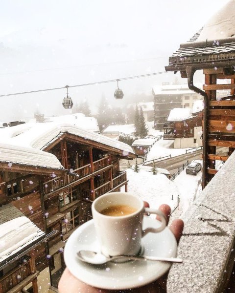 Чашка кофе на снегу