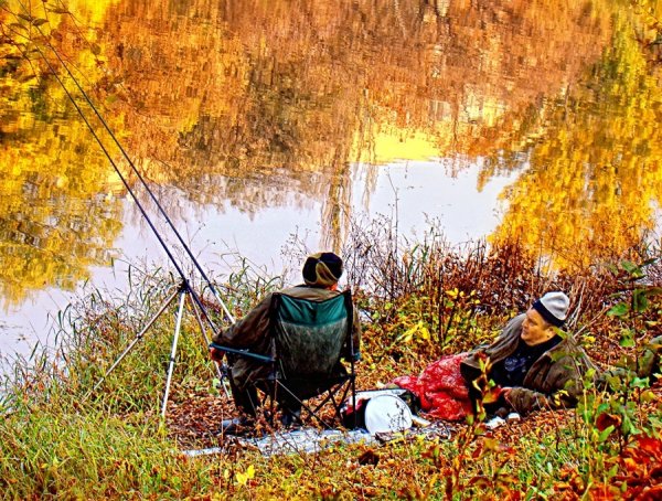 Рыбак осенью