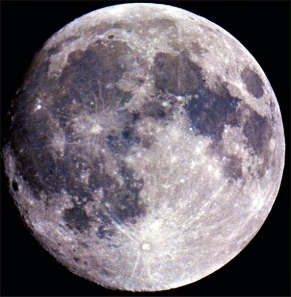 Цветной снимок Луны