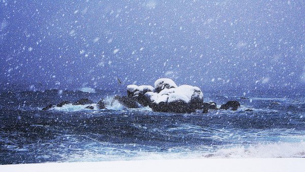Снегопад на море