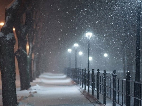 Зимняя аллея с фонарями