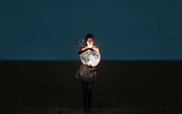 Девушка с луной в руках