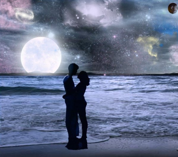 Влюбленные на фоне Луны