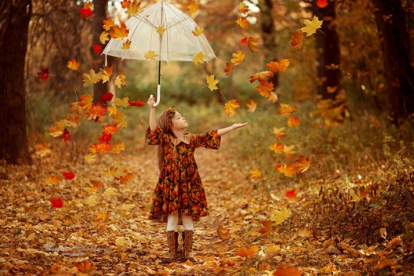 Девочка с зонтиком в листопад
