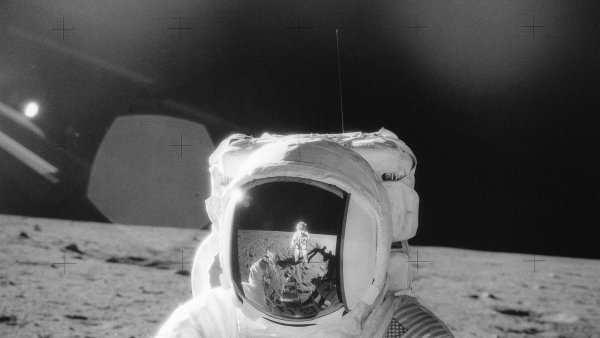 Космонавт на Луне