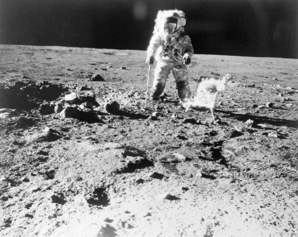 Космонавт на Луне