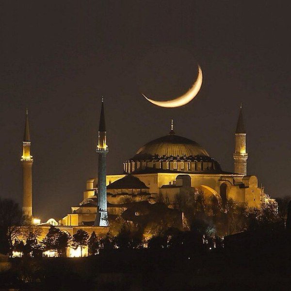 Собор Святой Софии минареты полумесяц