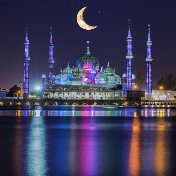 Красивая мечеть и Луна