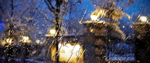 За окном снег и дождь