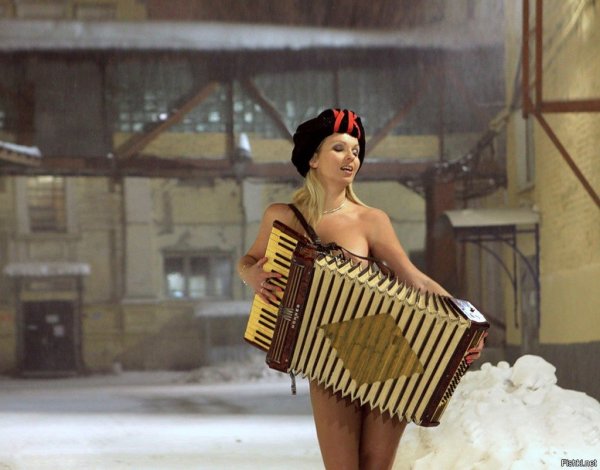 Французская баянистка и певица Марион