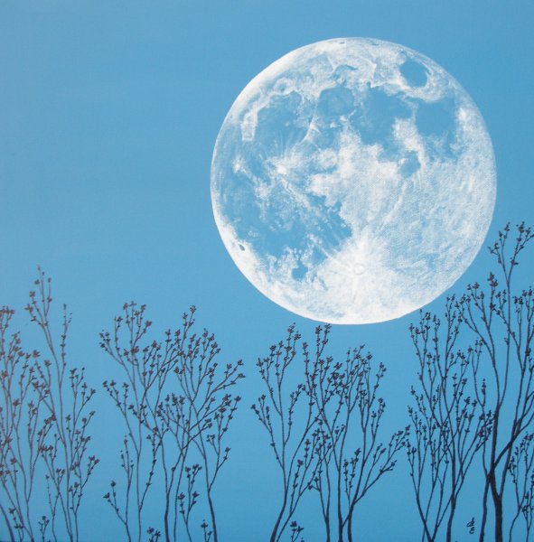 Луна в голубом оттенке