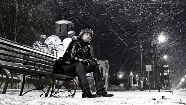 Парень на скамейке зимой
