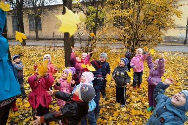 Дети на экскурсии в парке