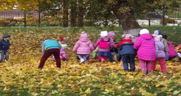 Дошкольники на прогулке