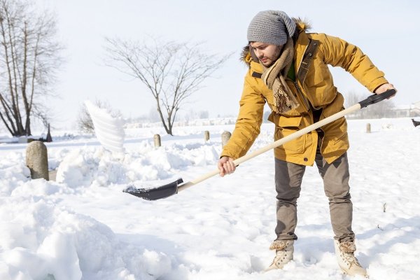 Чел копает снег