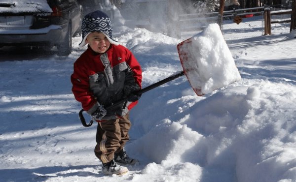 Дети убирают снег