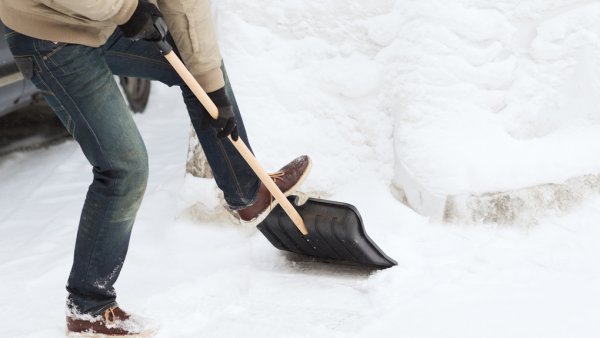 Мужчина лопата снег