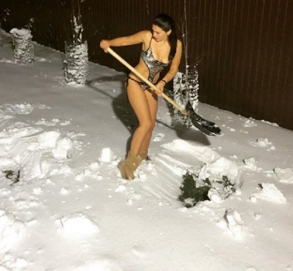 Девушка с лопатой зимой