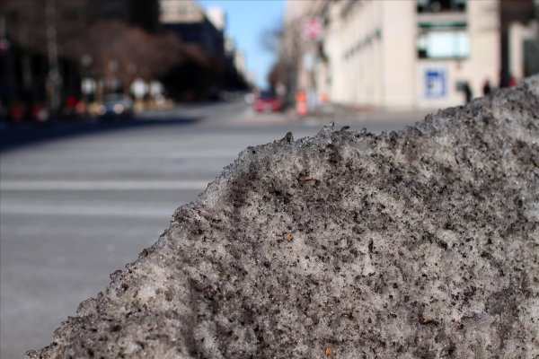 Грязный весенний снег