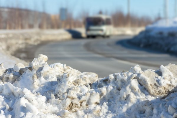 Снег на обочине