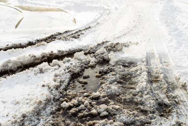 Грязный снег на дороге