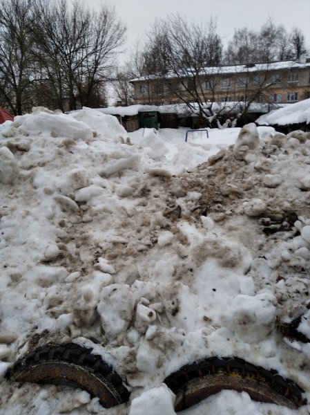 Грязные сугробы снега