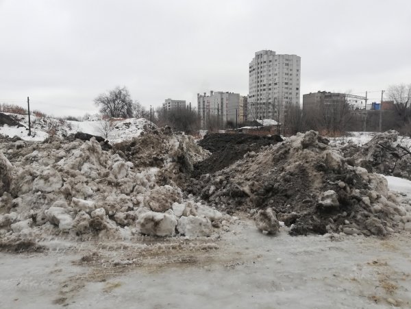 Грязный снег в городе