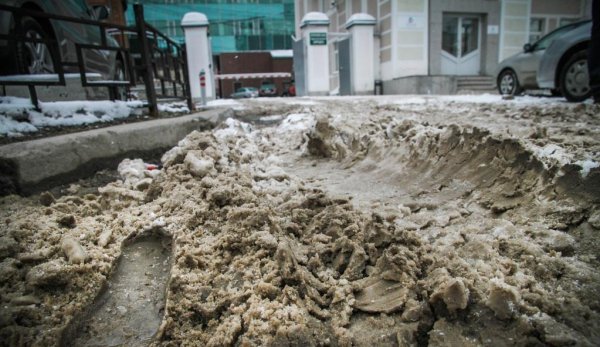 Грязный снег весной