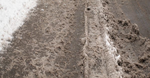 Грязный снег на обочине