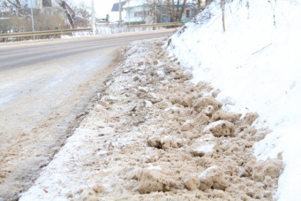 Грязные сугробы снега