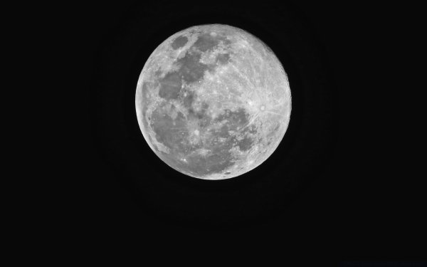 Луна на черном фоне