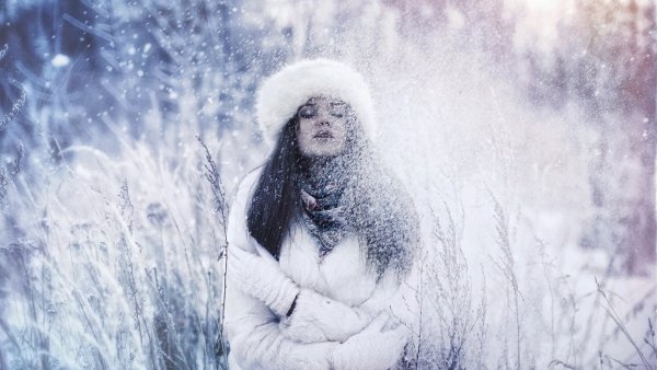 Девушка под снегом