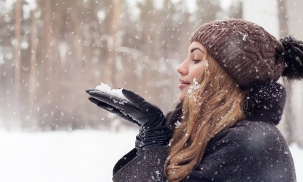 Девушка в снегу