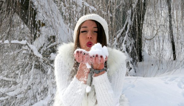 Девушки в снегу зимой