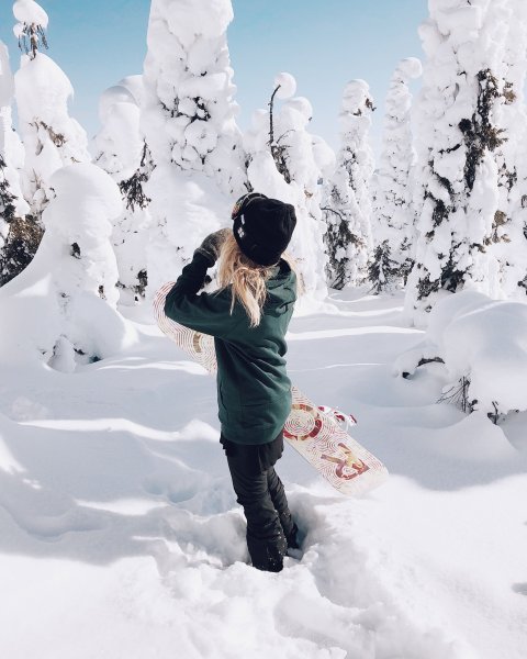 Девушка на зимнем пейзаже