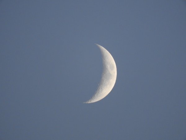 Луна на дневном небе